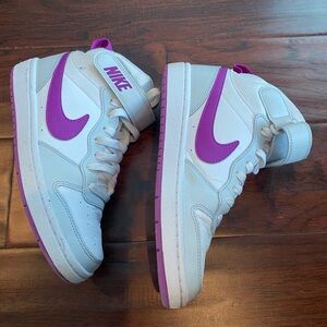 Nike like new! size Youth 4 - boy or girl